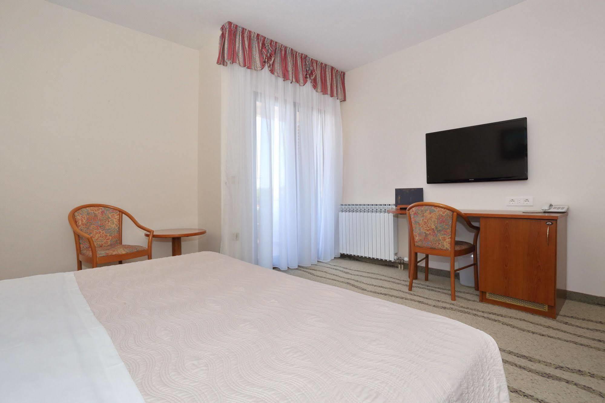 Hotel Mediteran Задар Экстерьер фото
